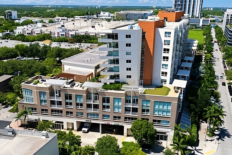 Modern 2BR in Midtown • Walk to Wynwood & Shops