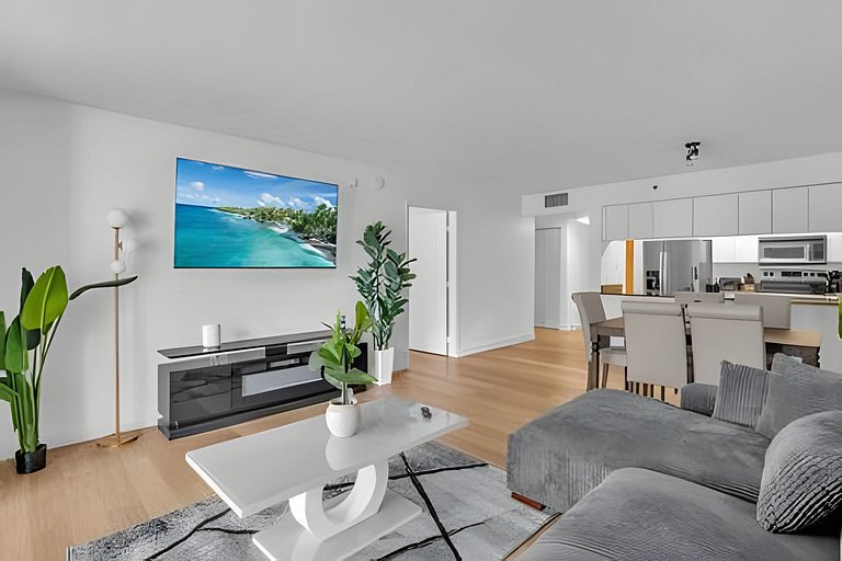 Stylish Brickell Apartment • Sleeps 5 FREE Parking