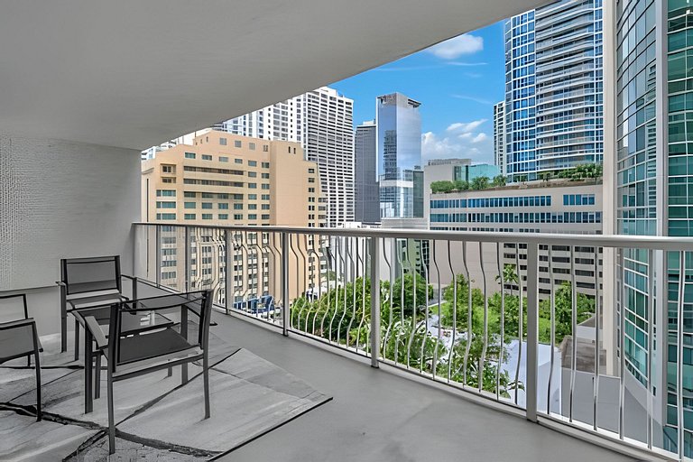 Stylish Brickell Apartment • Sleeps 5 FREE Parking