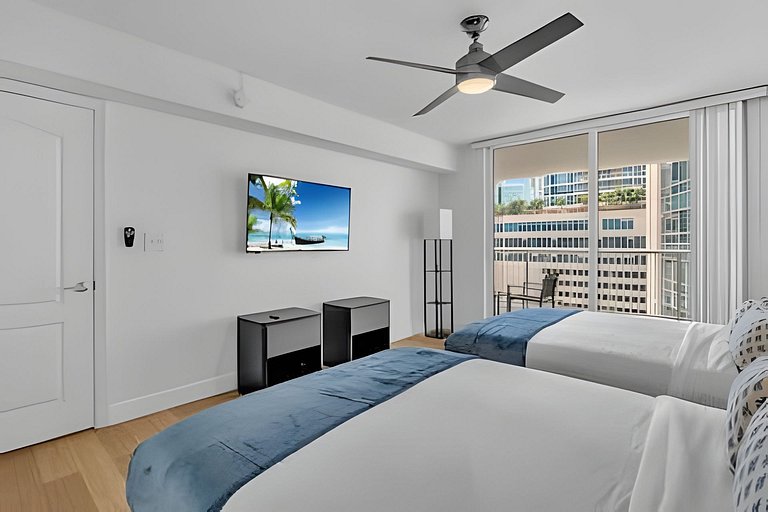 Stylish Brickell Apartment • Sleeps 5 FREE Parking