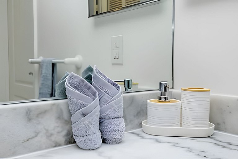 Stylish Brickell Apartment • Sleeps 5 FREE Parking