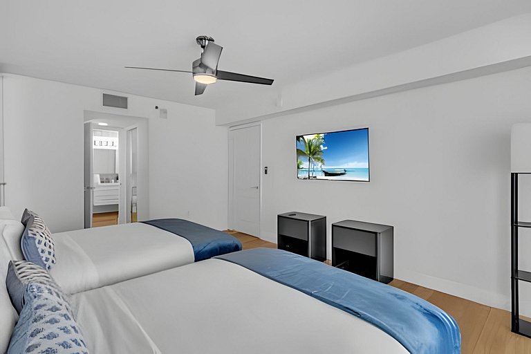 Stylish Brickell Apartment • Sleeps 5 FREE Parking