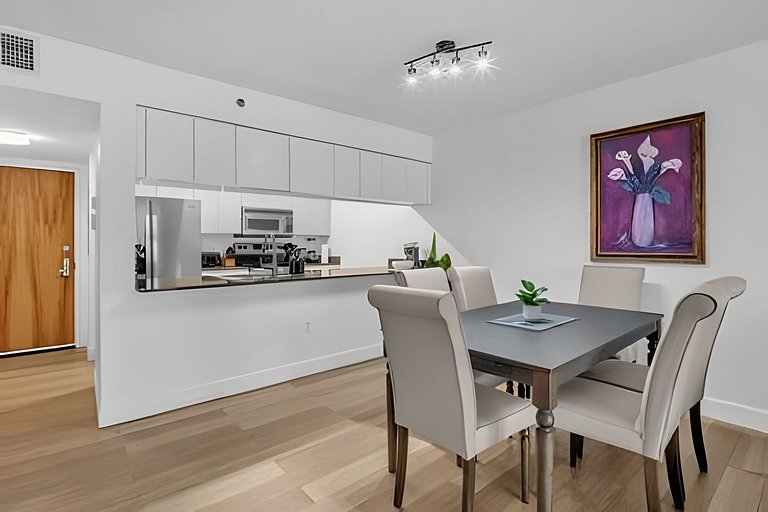 Stylish Brickell Apartment • Sleeps 5 FREE Parking
