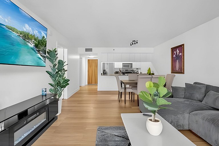 Stylish Brickell Apartment • Sleeps 5 FREE Parking