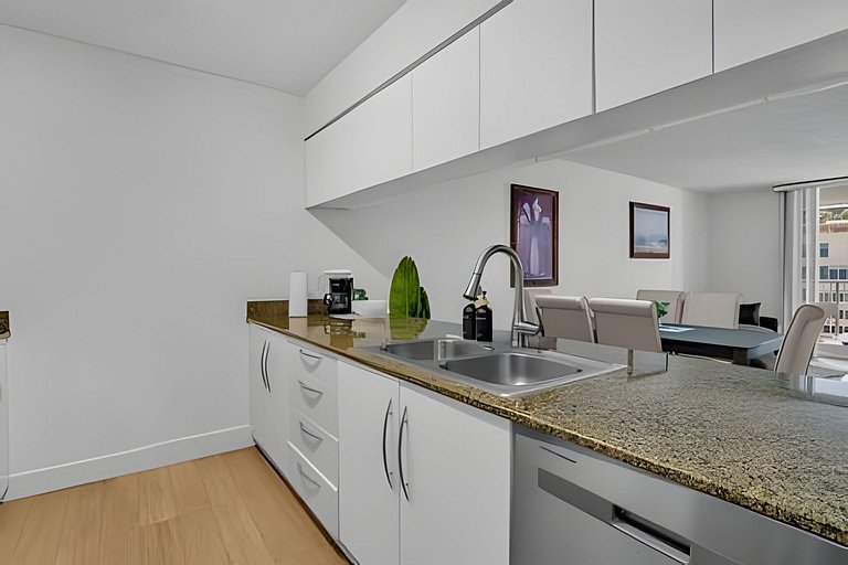 Stylish Brickell Apartment • Sleeps 5 FREE Parking