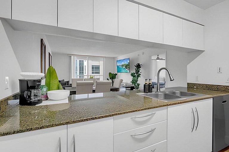 Stylish Brickell Apartment • Sleeps 5 FREE Parking