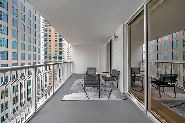 Stylish Brickell Apartment • Sleeps 5 FREE Parking