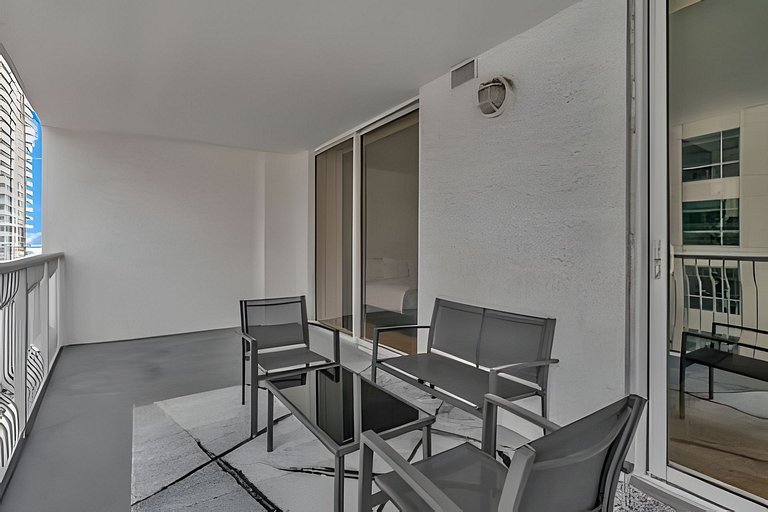 Stylish Brickell Apartment • Sleeps 5 FREE Parking