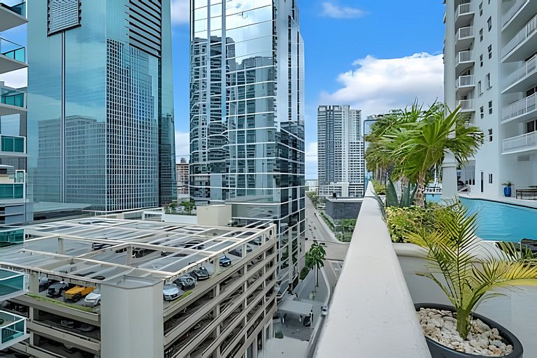 Stylish Brickell Apartment • Sleeps 5 FREE Parking