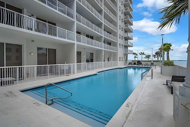 Stylish Brickell Apartment • Sleeps 5 FREE Parking