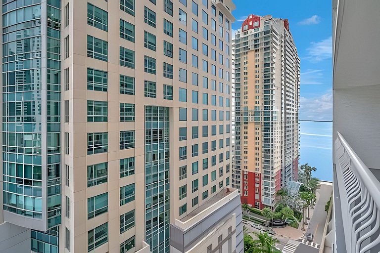 Stylish Brickell Apartment • Sleeps 5 FREE Parking