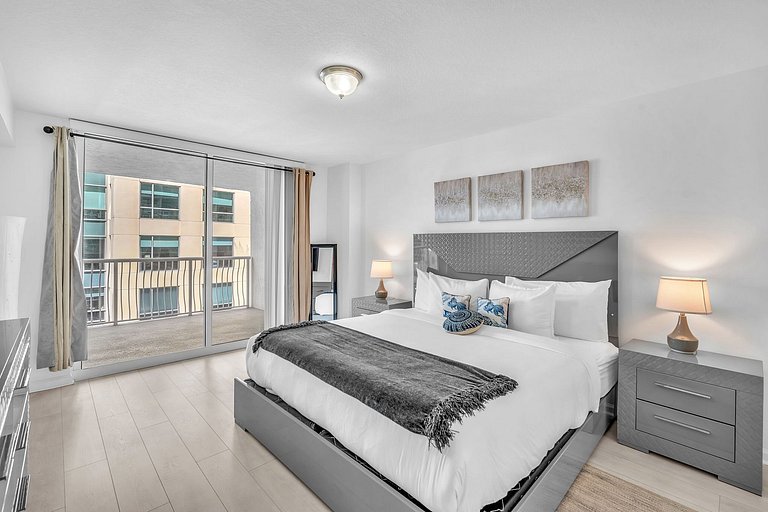 Stunning Bay & City Views •High-Floor Brickell 1BR