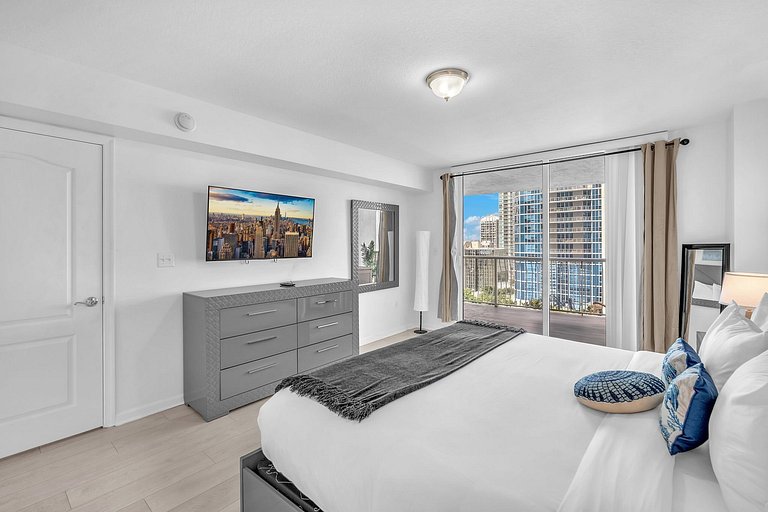 Stunning Bay & City Views •High-Floor Brickell 1BR
