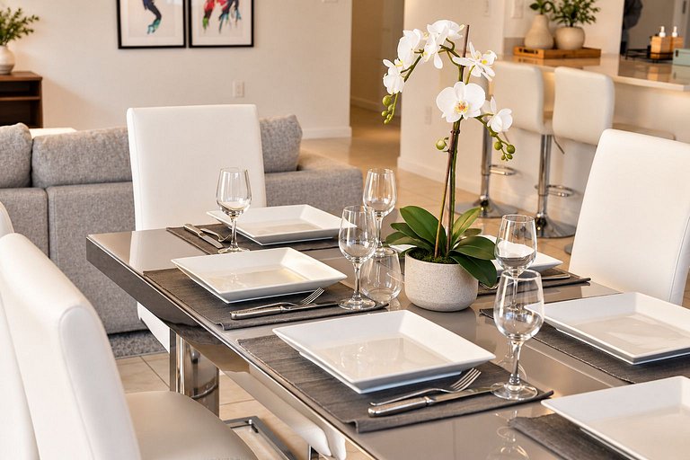 Huge 1,500sqft Lux 2BR • Walk to Design District