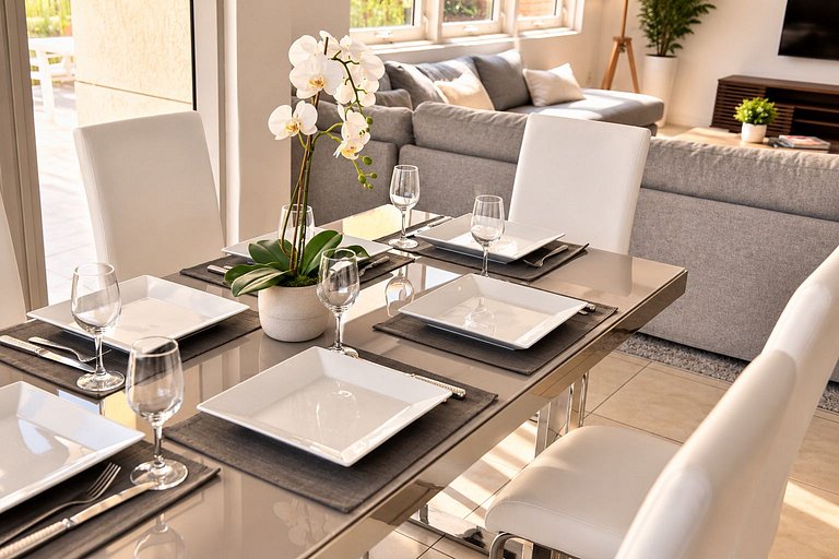 Huge 1,500sqft Lux 2BR • Walk to Design District