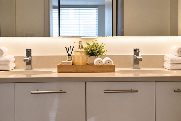 Huge 1,500sqft Lux 2BR • Walk to Design District