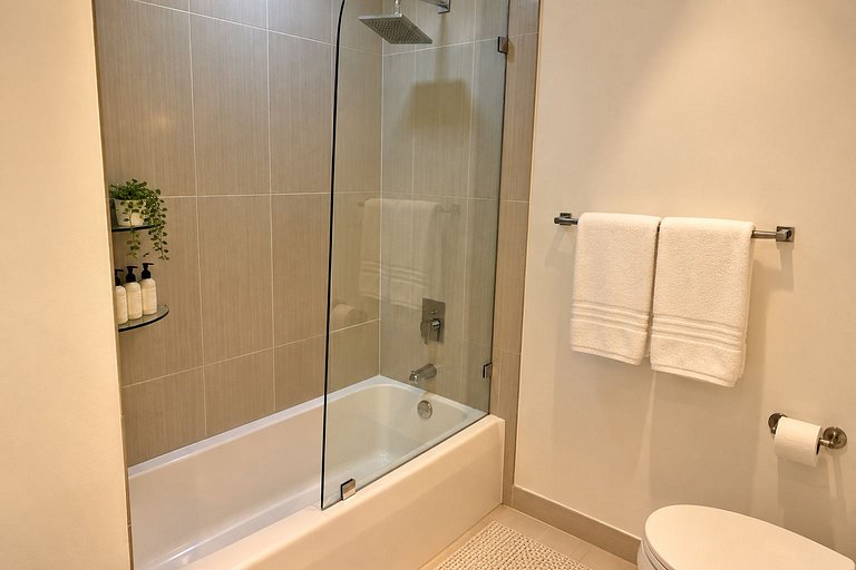 Huge 1,500sqft Lux 2BR • Walk to Design District