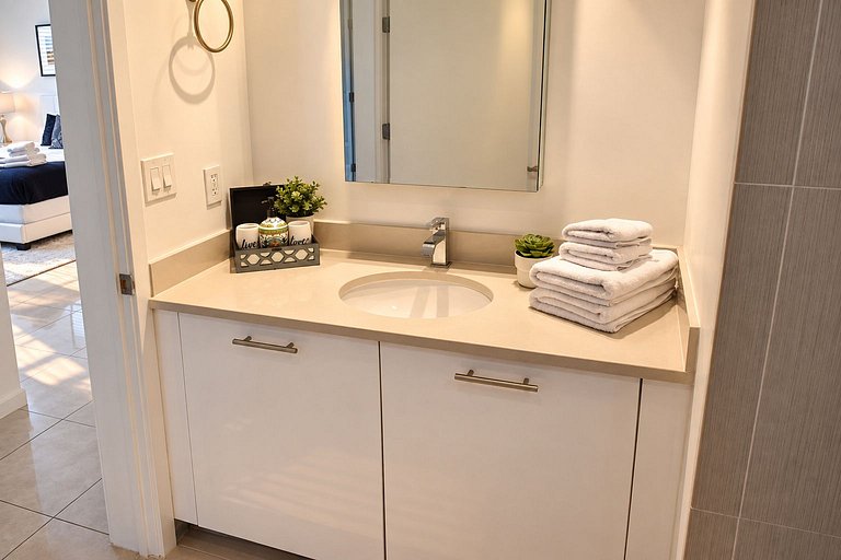 Huge 1,500sqft Lux 2BR • Walk to Design District